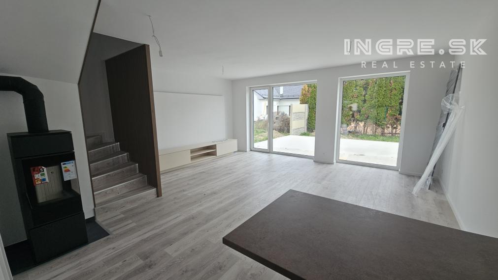 INGRE.SK I NOVOSTAVBA PREDAJ RODINNÉ DOMY S BYTMI PARKING ZÁHRADA obec ROVINKA