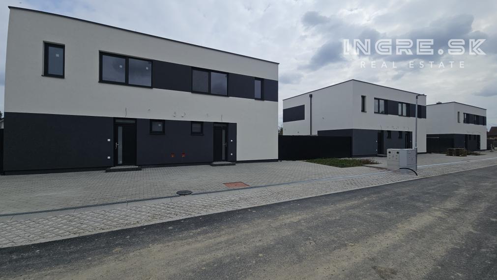 INGRE.SK I NOVOSTAVBA PREDAJ RODINNÉ DOMY S BYTMI PARKING ZÁHRADA obec ROVINKA