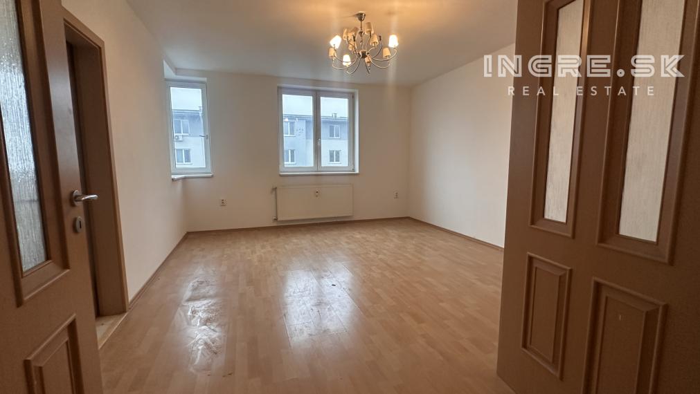 Na predaj veľkometrážny 3 izb. byt na ulici Píniová, 82 m2.