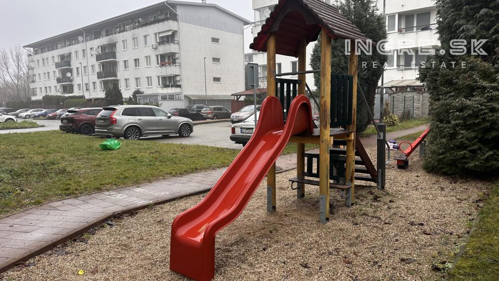 Na predaj veľkometrážny 3 izb. byt na ulici Píniová, 82 m2.