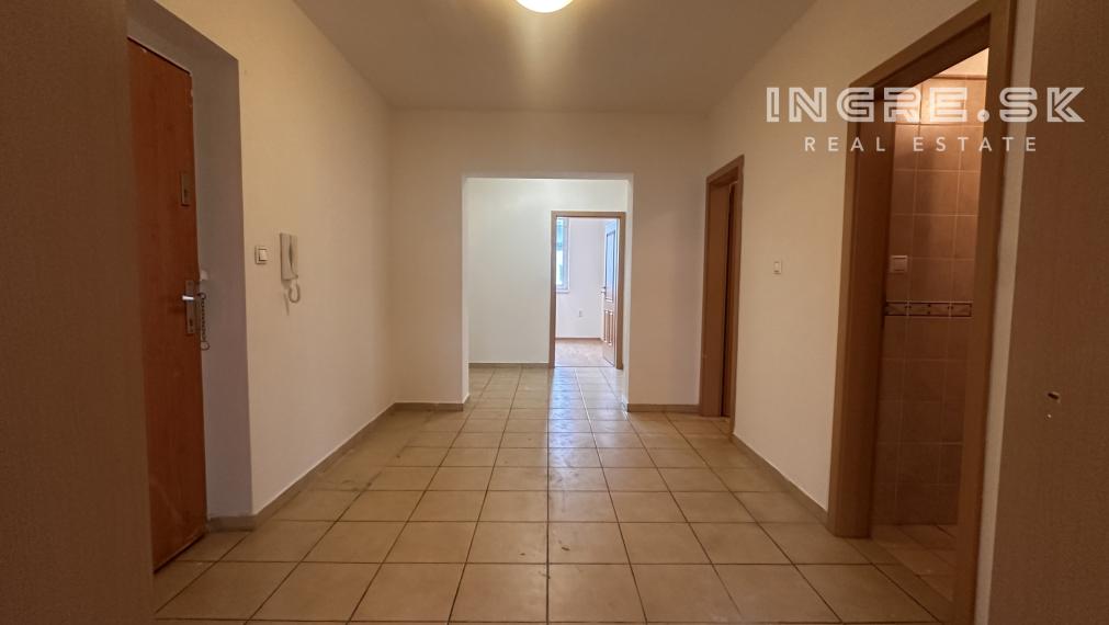 Na predaj veľkometrážny 3 izb. byt na ulici Píniová, 82 m2.