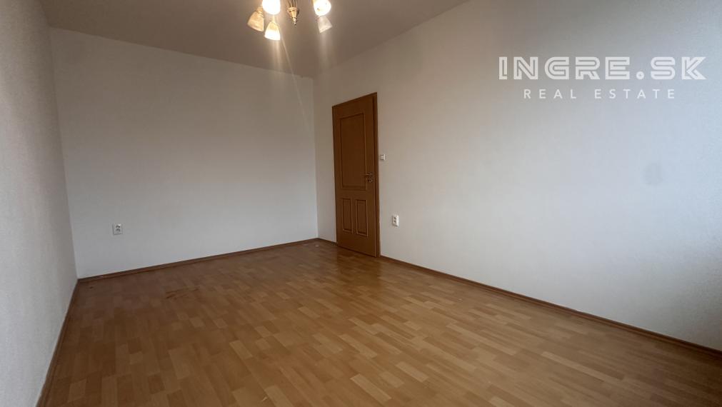 Na predaj veľkometrážny 3 izb. byt na ulici Píniová, 82 m2.