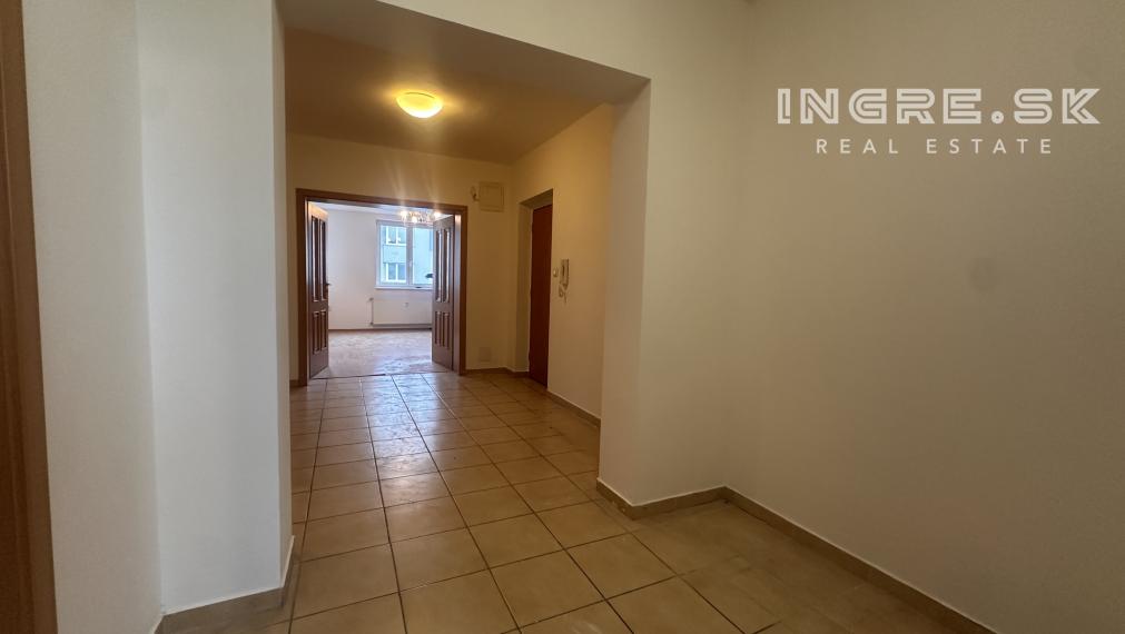 Na predaj veľkometrážny 3 izb. byt na ulici Píniová, 82 m2.