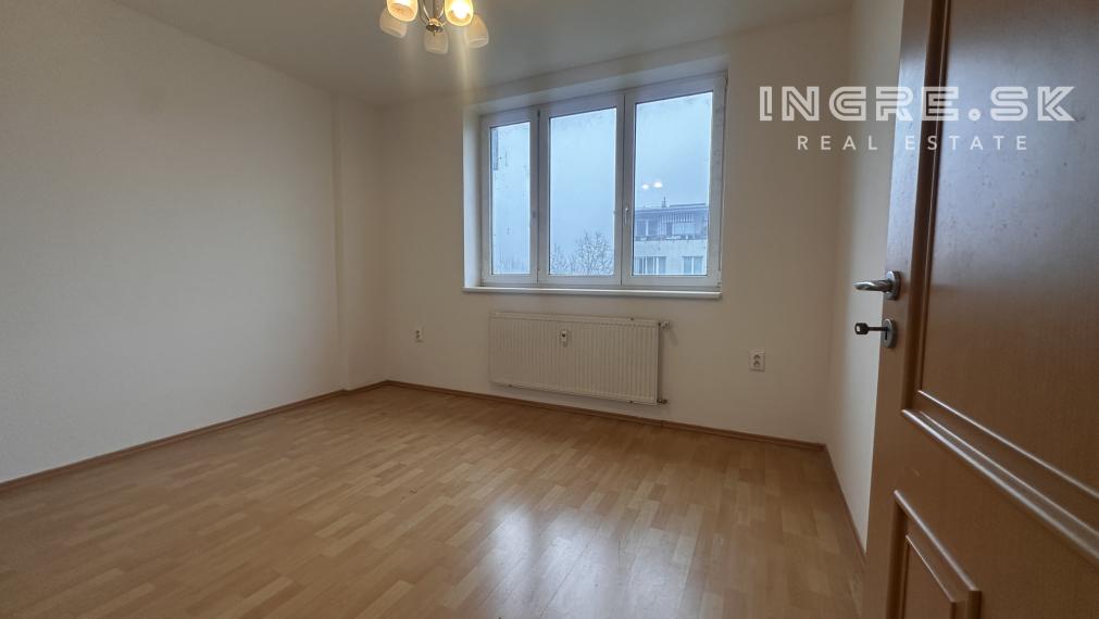 Na predaj veľkometrážny 3 izb. byt na ulici Píniová, 82 m2.