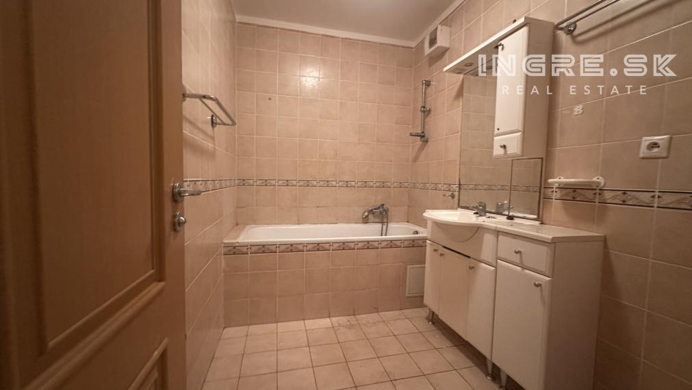 Na predaj veľkometrážny 3 izb. byt na ulici Píniová, 82 m2.