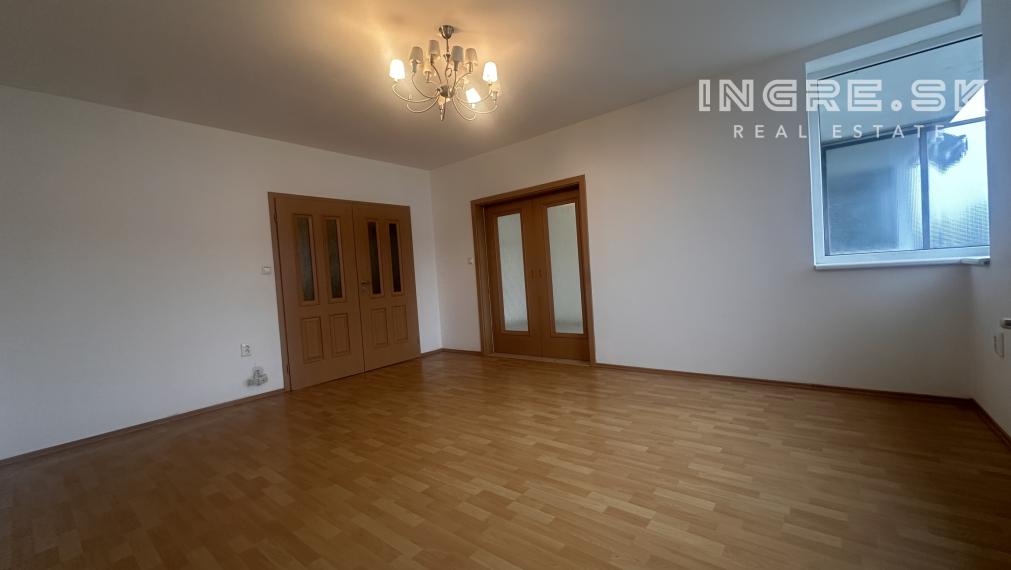 Na predaj veľký 3 izbový byt na ulici Píniová, 82 m2.