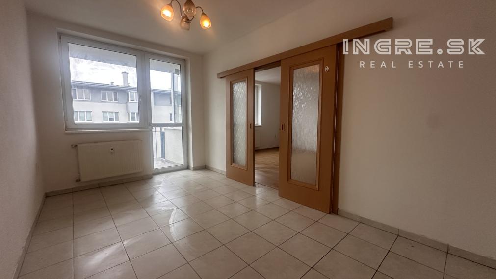 Na predaj veľký 3 izbový byt na ulici Píniová, 82 m2.