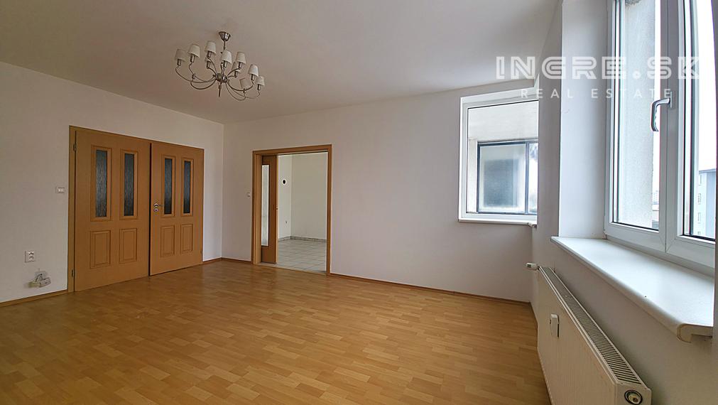 NA PREDAJ VEĽKÝ 3 IZBOVÝ BYT BRATISLAVA VRAKUŇA - Píniová ulica