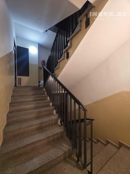 NA PREDAJ VEĽKÝ 3 IZBOVÝ BYT BRATISLAVA VRAKUŇA - Píniová ulica