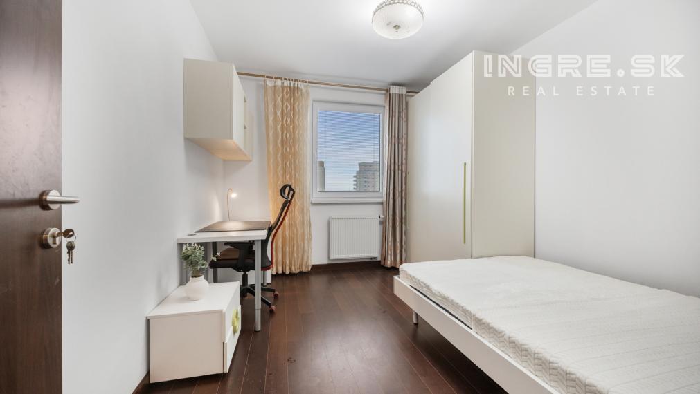 PRENÁJOM VEĽKÝ 4 IZBOVÝ BYT S LOGGIOU 2 X PARKING BRATISLAVA KARLOVA VES
