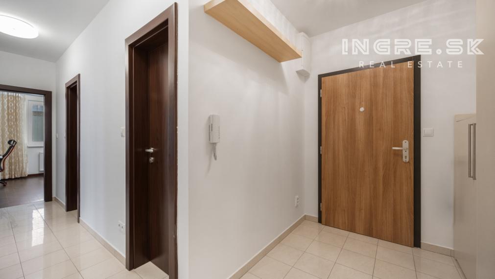 PRENÁJOM VEĽKÝ 4 IZBOVÝ BYT S LOGGIOU 2 X PARKING BRATISLAVA KARLOVA VES