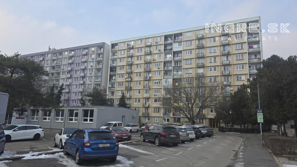 NA PREDAJ 3 IZBOVÝ BYT BRATISLAVA RUŽINOV ŠALVIOVÁ ul.