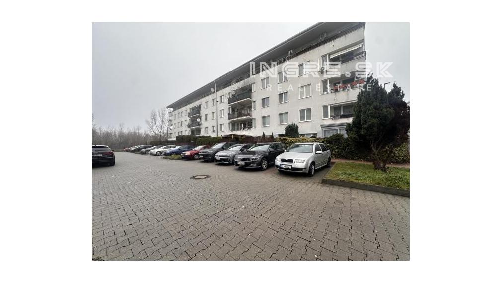 PREDAJ VEĽKÝ 3 IZBOVÝ BYT S LOGGIOU BRATISLAVA VRAKUŇA Píniová ulica