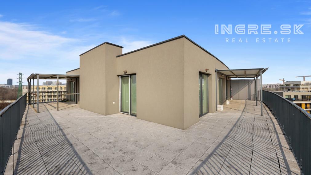 ZAUJÍMAVÁ PONUKA -  STREŠNÝ BYT S VEĽKOU TERASOU + 2 x PARKING BRATISLAVA RUŽINOV BAJKALSKÁ