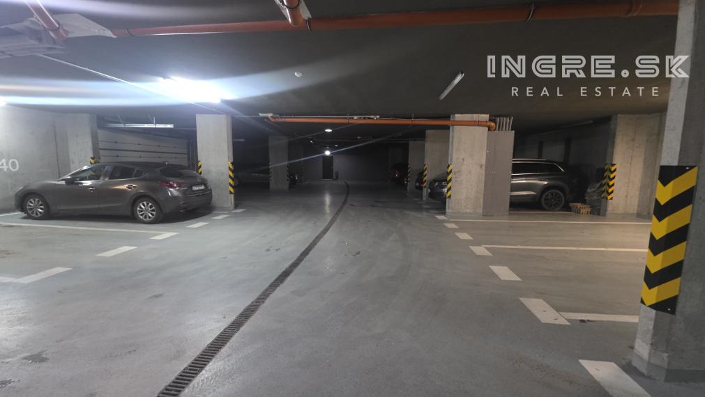 ZAUJÍMAVÁ PONUKA -  STREŠNÝ BYT S VEĽKOU TERASOU + 2 x PARKING BRATISLAVA RUŽINOV BAJKALSKÁ