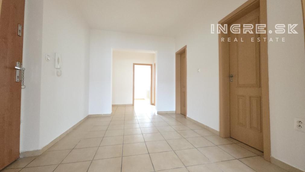 VEĽKÝ 80 m2 - 3 IZBOVÝ BYT S BALKÓNOM BRATISLAVA VRAKUŇA