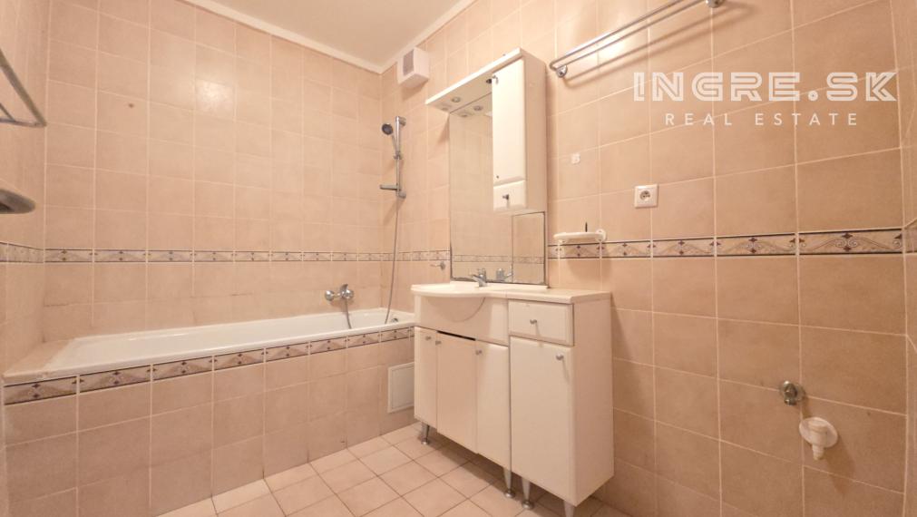 VEĽKÝ 80 m2 - 3 IZBOVÝ BYT S BALKÓNOM BRATISLAVA VRAKUŇA