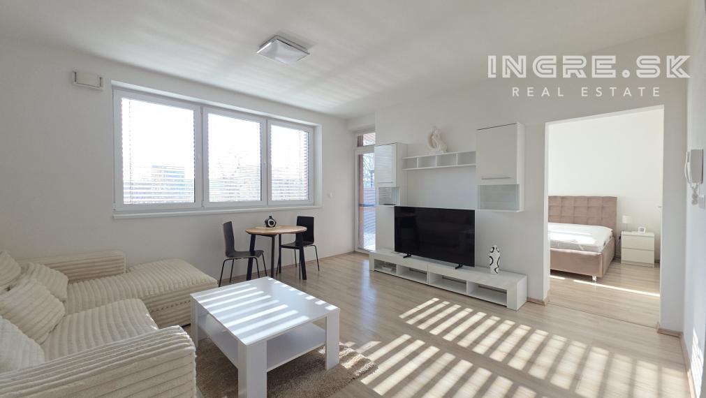 TOP LOKALITA BRATISLAVA KRAMÁRE 2 IZBOVÝ BYT S TERASOU BALKÓNOM A PARKOVANÍM