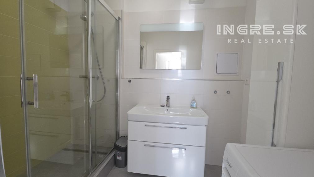 TOP LOKALITA BRATISLAVA KRAMÁRE 2 IZBOVÝ BYT S TERASOU BALKÓNOM A PARKOVANÍM