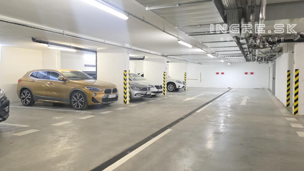 TOP LOKALITA BRATISLAVA KRAMÁRE 2 IZBOVÝ BYT S TERASOU BALKÓNOM A PARKOVANÍM