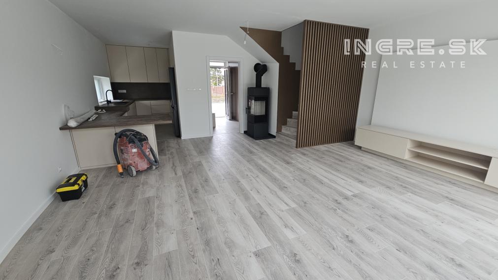 BYTY V ROVINKE - POSLEDNÝ VOĽNÝ BYT S PARKOVANÍM A ZÁHRADOU