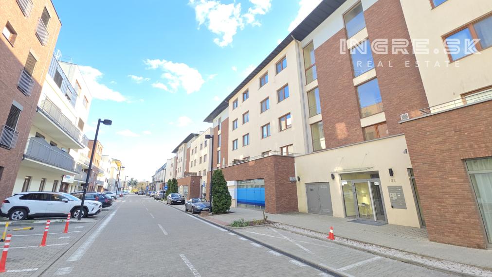 VÝBORNÁ PONUKA - ZAUJÍMAVÁ LOKALITA - 2 IZBOVÝ BYT S VEĽKOU TERASOU A PARKOVANÍM BRATISLAVA KRAMÁRE