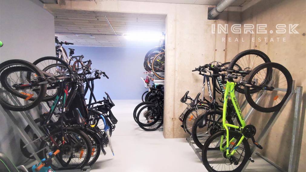 PRENÁJOM 2 IZBOVÝ BYT S BALKÓNOM A PARKOVANÍM - GUTHAUS RAČIANSKA