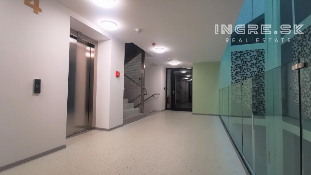 PRENÁJOM 2 IZBOVÝ BYT S BALKÓNOM A PARKOVANÍM - GUTHAUS RAČIANSKA