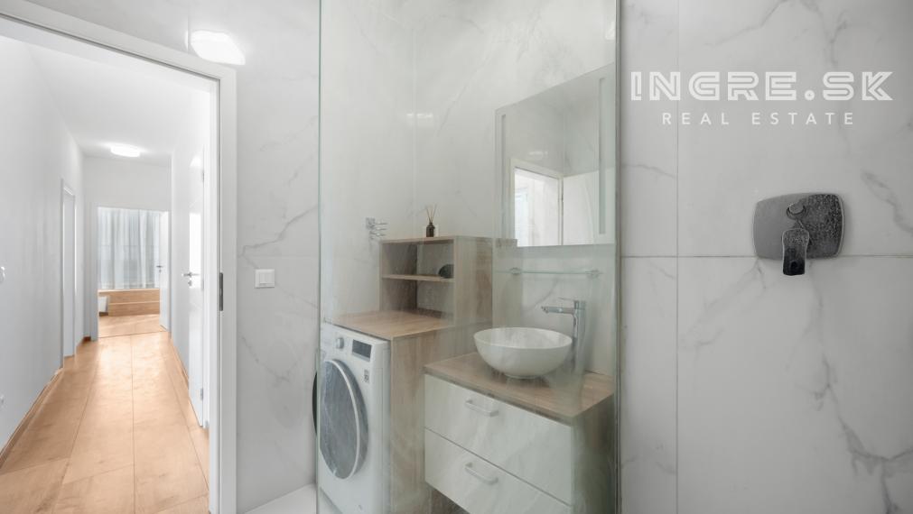 PREDAJ 4 IZBOVÝ PENTHOUSE S VEĽKOU TERASOU A PARKOVANÍM BRATISLAVA - RUŽINOV - BAJKALSKÁ