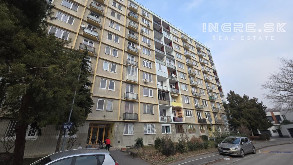 3 IZBOVÝ BYT SO ŠATNÍKOM PÔVODNÝ STAV BALKÓN + LOGGIA BRATISLAVA RUŽINOV ŠALVIOVÁ ulica