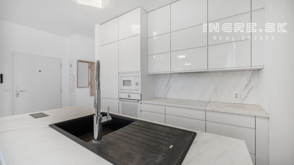PREDAJ 4 IZBOVÝ PENTHOUSE S VEĽKOU TERASOU A PARKOVANÍM BRATISLAVA - RUŽINOV - BAJKALSKÁ ul.