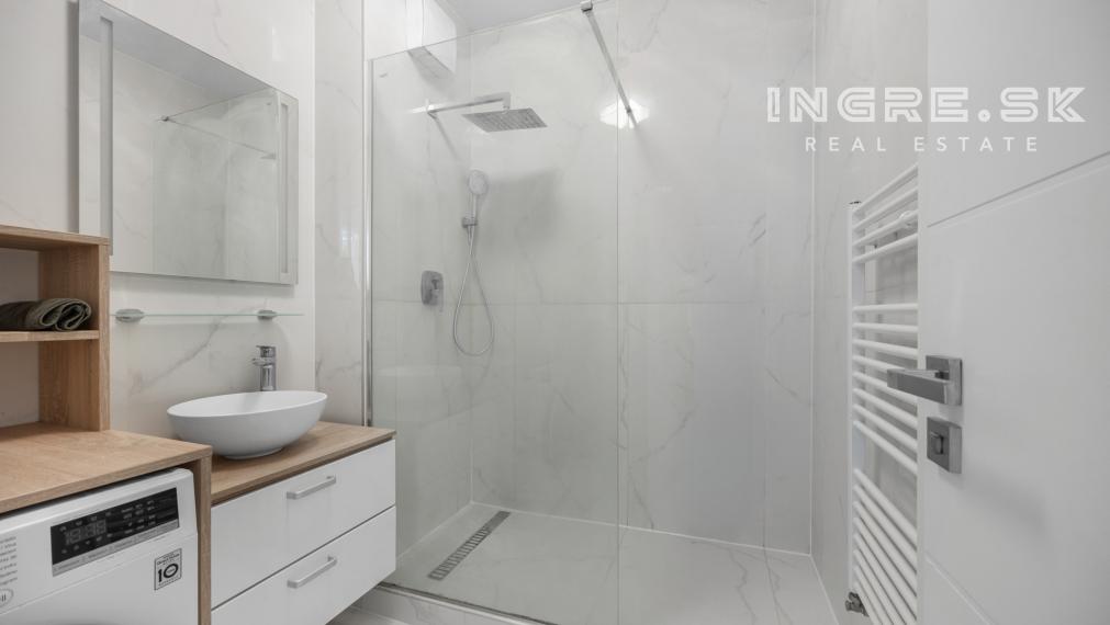 PREDAJ 4 IZBOVÝ PENTHOUSE S VEĽKOU TERASOU A PARKOVANÍM BRATISLAVA - RUŽINOV - BAJKALSKÁ ul.