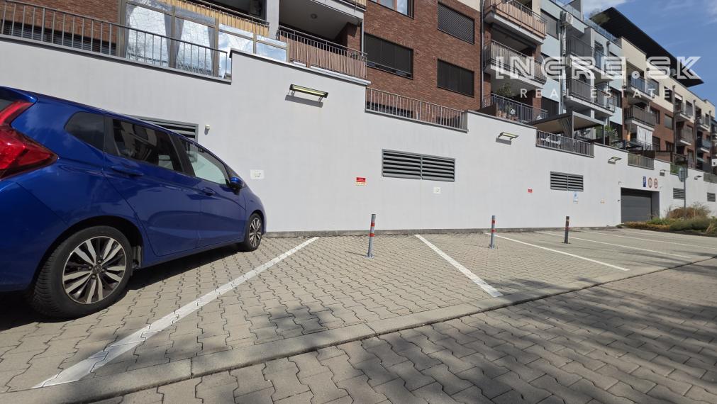 NA PREDAJ PARKOVANIE BRATISLAVA - KRAMÁRE - ĎUMBIERSKA ulica