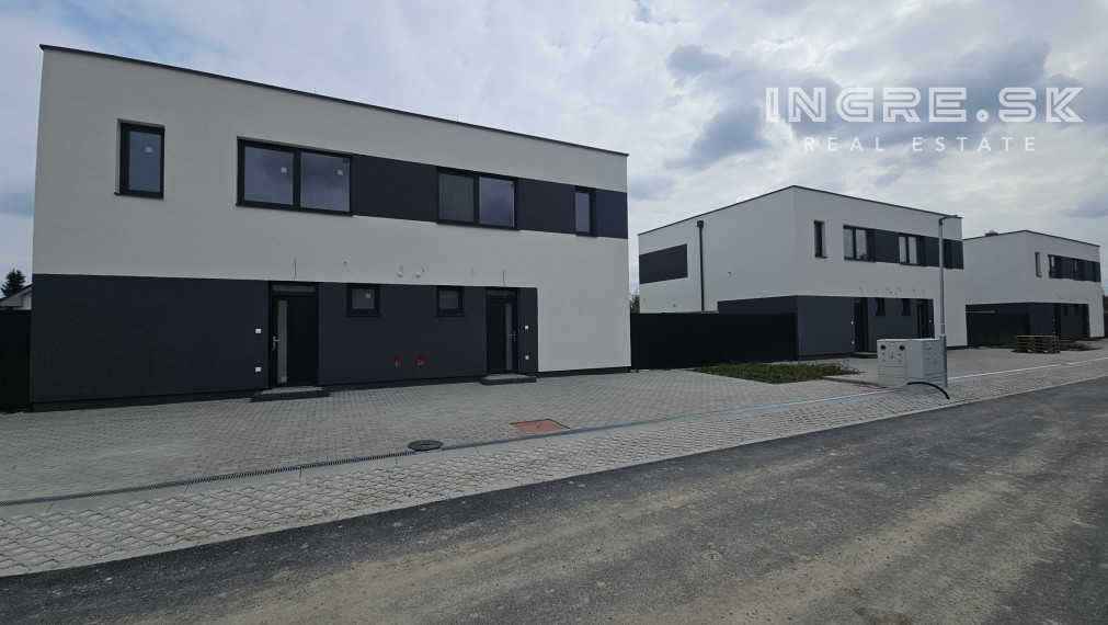 NOVOSTAVBA 4 IZBOVÝ BYT S PARKOVANÍM A ZÁHRADOU V ROVINKE