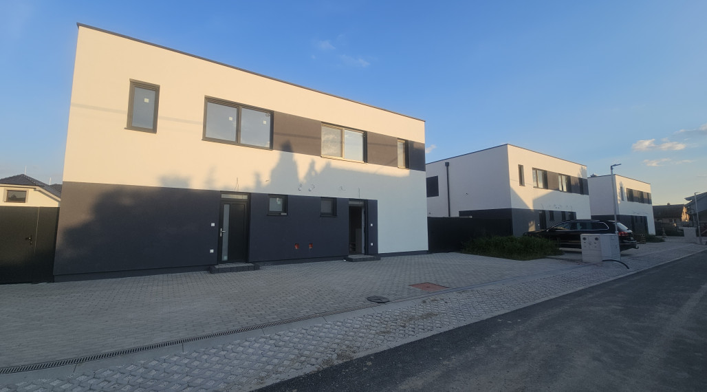 POSLEDNÝ VOĽNÝ BYT - NOVOSTAVBA 4 IZBOVÉ BYTY S PARKOVANÍM A ZÁHRADOU SKOLAUDOVANÉ