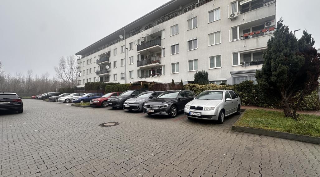 Na predaj veľkometrážny 3 izb. byt na ulici Píniová, 82 m2.