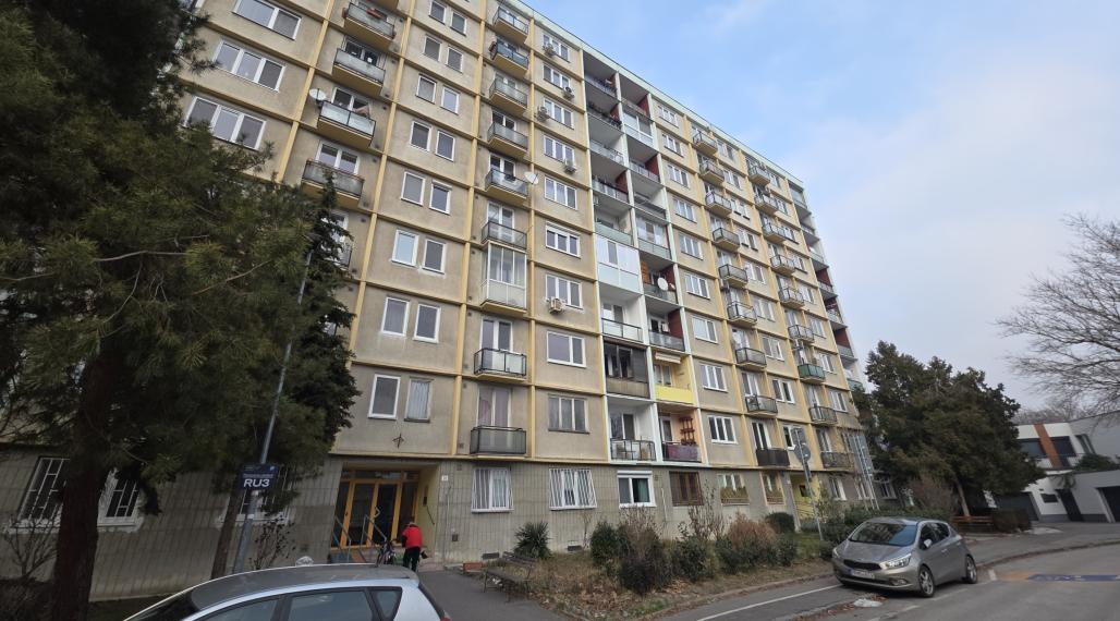 NA PREDAJ 3 IZBOVÝ BYT BRATISLAVA RUŽINOV ŠALVIOVÁ ul.