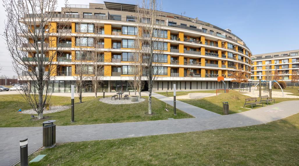 ZAUJÍMAVÁ PONUKA -  STREŠNÝ BYT S VEĽKOU TERASOU + 2 x PARKING BRATISLAVA RUŽINOV BAJKALSKÁ