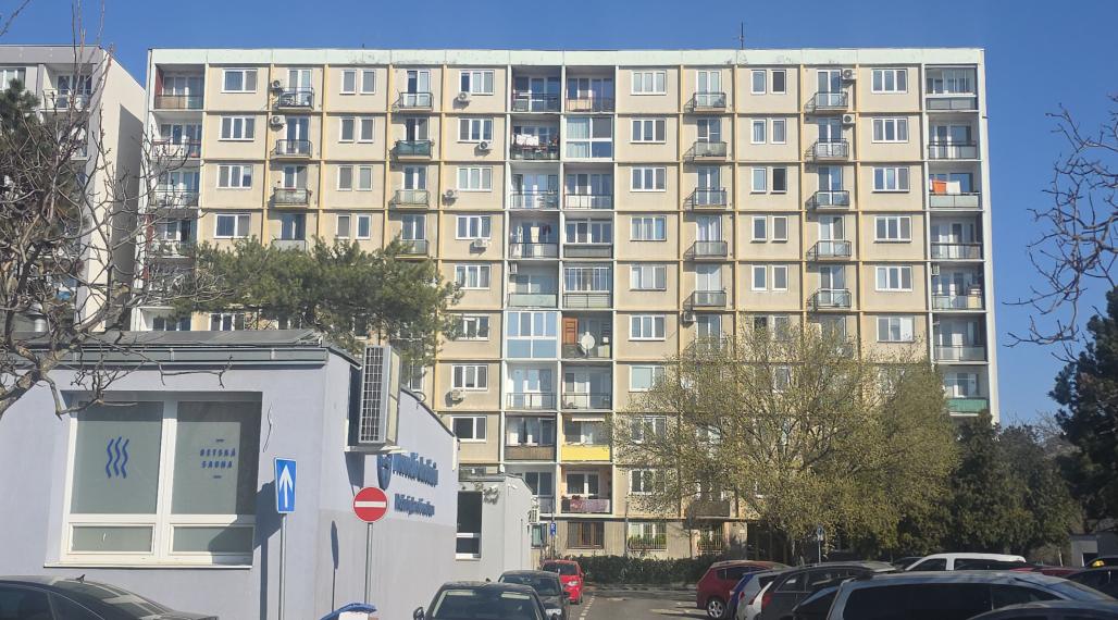 PÔVODNÝ STAV 3 IZBOVÝ BYT BALKÓN + LOGGIA BRATISLAVA RUŽINOV ŠALVIOVÁ ul. TRÁVNIKY