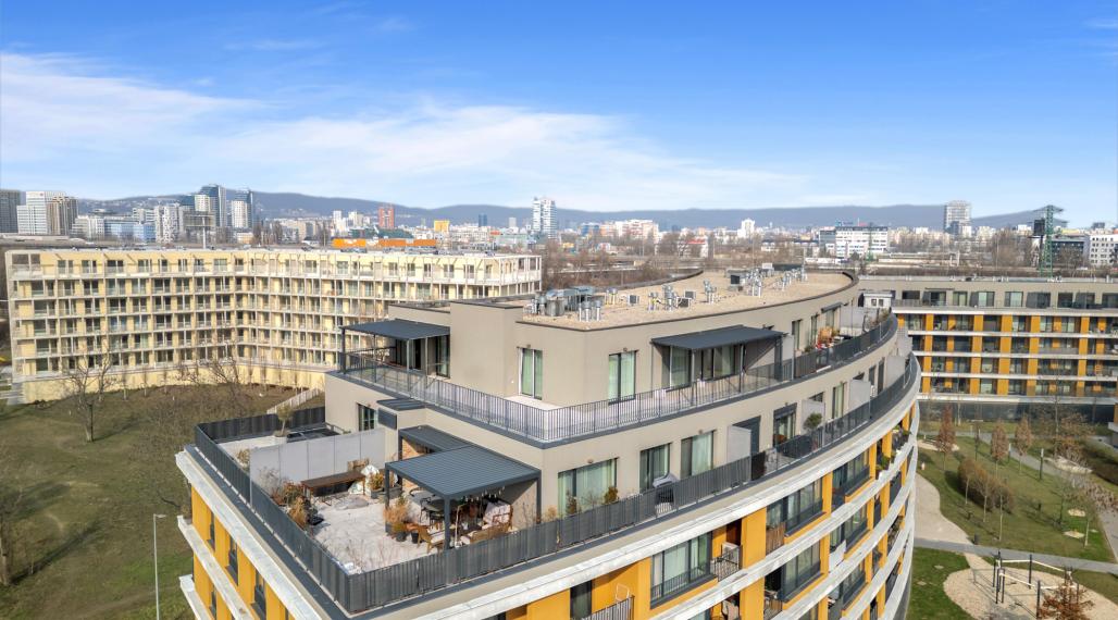 STREŠNÝ PENTHOUSE NA BAJKALSKEJ 2 x PARKING, VEĽKÁ TERASA