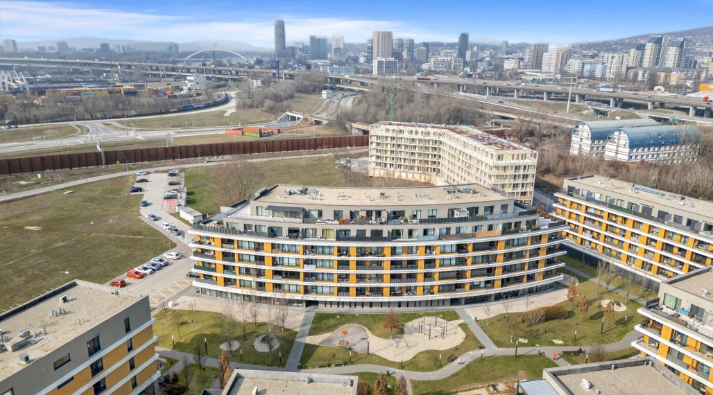 PREDAJ 4 IZBOVÝ PENTHOUSE S VEĽKOU TERASOU A PARKOVANÍM BRATISLAVA - RUŽINOV - BAJKALSKÁ