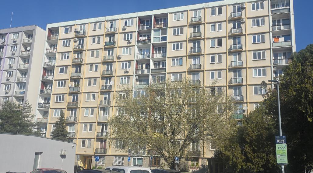 3 IZBOVÝ BYT SO ŠATNÍKOM PÔVODNÝ STAV BALKÓN + LOGGIA BRATISLAVA RUŽINOV ŠALVIOVÁ ulica