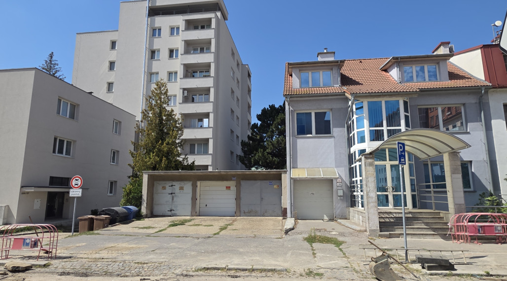 NA PREDAJ GARÁŽ RUŽINOV ŠTRKOVEC PREŠOVSKÁ ulica