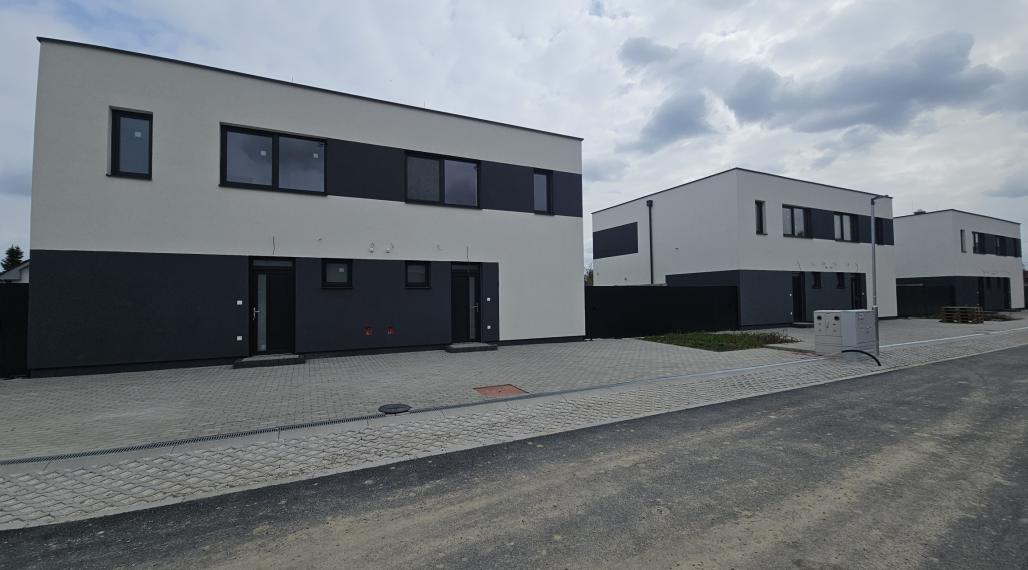 NOVOSTAVBA 4 IZBOVÝ BYT S PARKOVANÍM A ZÁHRADOU V ROVINKE