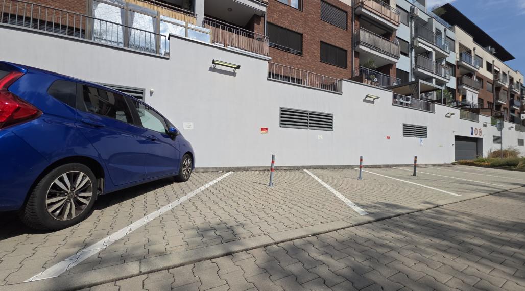 NA PREDAJ PARKOVANIE BRATISLAVA - KRAMÁRE