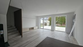 POSLEDNÝ VOĽNÝ BYT S PARKOVANÍM A ZÁHRADOU ROVINKA - fotografia 8