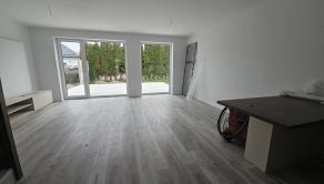 NOVOSTAVBA V ROVINKE POSLEDNÝ 4 IZBOVÝ BYT S PARKOVANÍM A ZÁHRADOU - fotografia 4