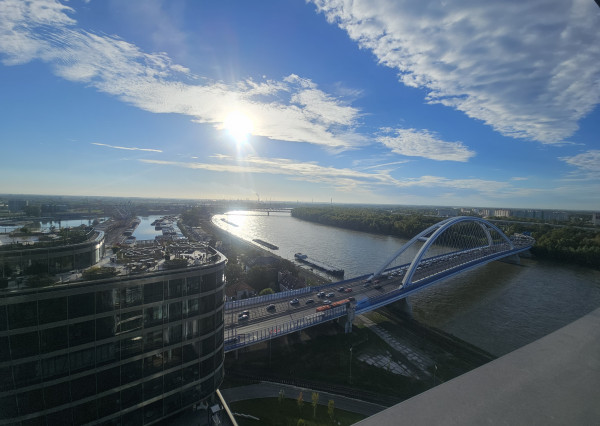 NA PRENÁJOM 2 IZBOVÝ BYT S PARKOVANÍM BRATISLAVA EUROVEA TOWER
