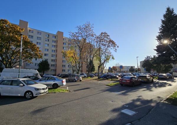 NA PREDAJ 3 IZBOVÝ BYT S LOGGIOU PôVODNÝ STAV BRATISLAVA II