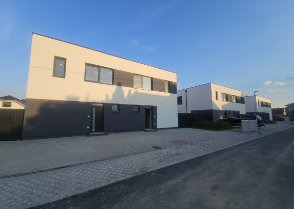 POSLEDNÝ VOĽNÝ BYT - NOVOSTAVBA 4 IZBOVÉ BYTY S PARKOVANÍM A ZÁHRADOU SKOLAUDOVANÉ